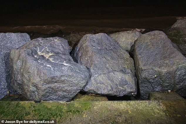 Batu -batu besar dikirim dari Norwegia dan ditempatkan di sepanjang tembok laut untuk menangani erosi