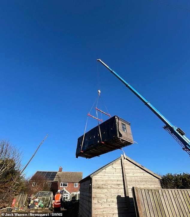 Kemarin, Ny. Nirop menunggang 80 ton crane memindahkan karavan statis ke taman belakangnya di mana dia berharap untuk hidup selama delapan tahun ke depan