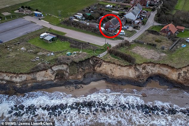 Dia tampaknya telah bertemu nasib yang sama - rumah penjaga pantai tua - rumah tiga kamar saat ini