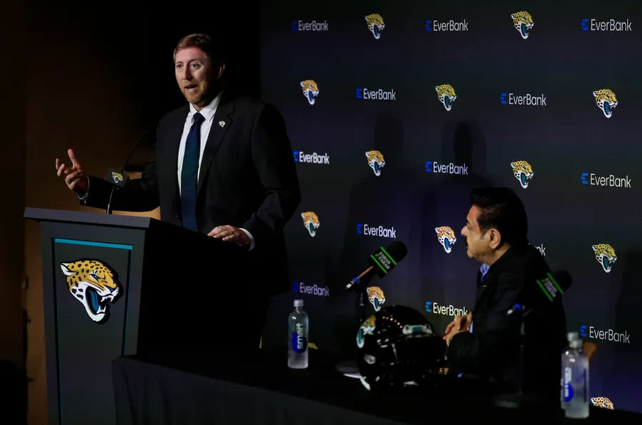 JEKSONVILLE JAGUARES Pelatih Liam Cohen berbicara sebagai pemilik Jaguar, Jad Khan, selama konferensi pers pada hari Senin, 27 Januari 2025 di Miller Electric Center di Aksexhsonville, Floj (Corey Perin/Florida Times)