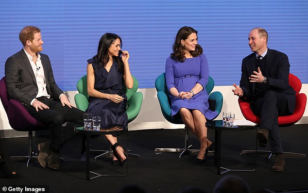 Ya, sebuah kutipan dari MAM: The Secret Life of Royal Hamba, pada saat-saat, pelukan dan gosip penulis Duchess dengan staf Meghan William dengan 'pelukan dan pipi Mutha' Duchess. Foto, William, Harry, Kate dan Meghan pada Februari 2018