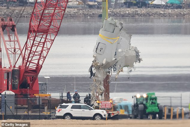 Pieces American Airlines Penerbangan 5342 akan dibawa ke pantai selama upaya pemulihan pada 5 Februari