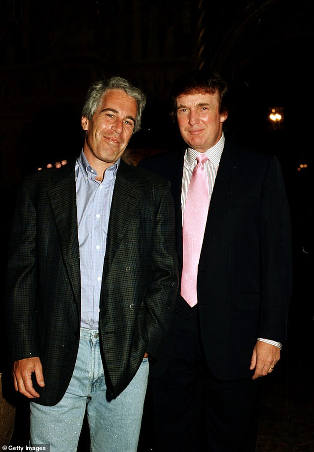 Trump dan Epstein pada tahun 1997 Mar-a-Lago. Trump mengatakan dia tidak pernah pergi ke pulau miliarder