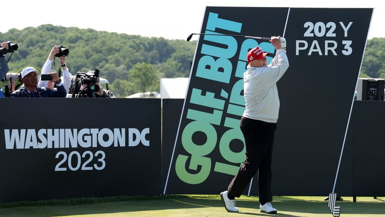 Donald Trump bermain tembakan selama pro -Am di depan Invitational Liv Golf - DC di Trump National Golf Club