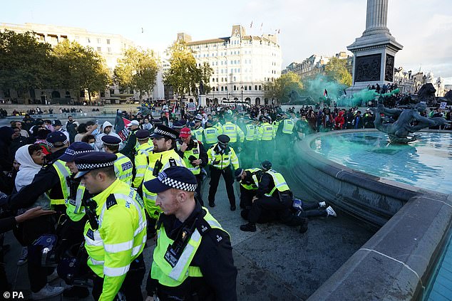 Aktivis di Trafalgar Square berkelahi dengan polisi. Penyelenggara merencanakan pertunjukan Palestina nasional pertama hanya beberapa jam setelah Hamas meluncurkan serangannya pada 7 Oktober