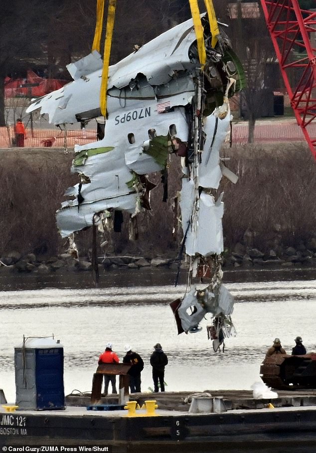 Dummed American Airlines menyita reruntuhan dari pesawat pada hari Senin