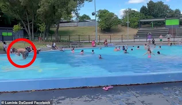 Anak -anak bermain di kolam renang tanpa mengetahui bahwa pria itu mandi di sebelah mereka