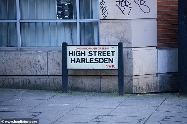 North West adalah tanda untuk High Street Harlesden di NW10, London