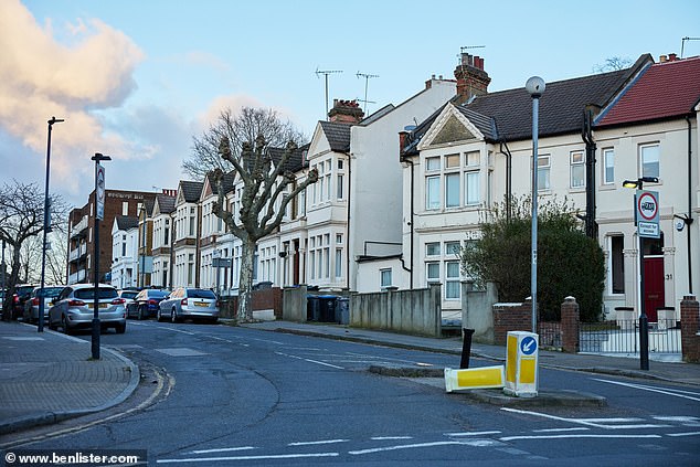 Rumah di Harlesden. Ini bukan Chelsea atau Mayfare, tetapi area tetangga naik ke atas