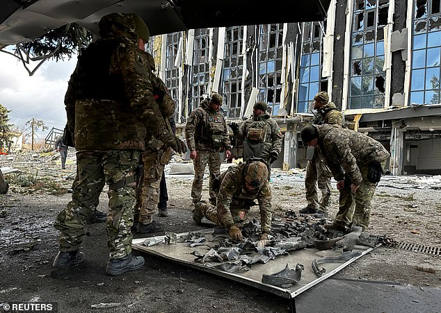 Anggota pasukan bom polisi bekerja di daerah yang rusak dengan serangan rudal Rusia, di tengah serangan Rusia di Ukraina, pada 4 Februari 2025 di Ukraina, Ukraina