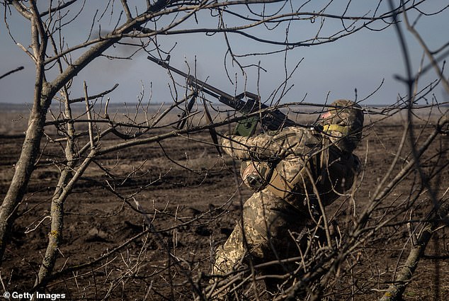 Anggota unit anti-udara brigade ke-72, di drone pengawasan air Rusia dekat Marinka di Ukraina pada 23 Februari, pada 23 Februari