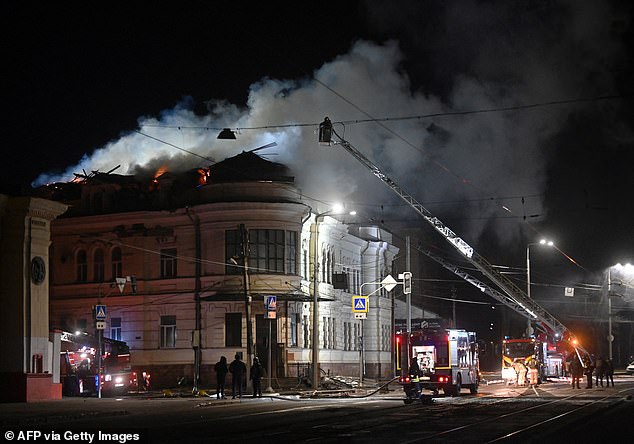 Petugas pemadam kebakaran Ukraina berupaya membakar kebakaran di sebuah gedung setelah pemogokan drone di Kharkiv pada 5 Februari 2025