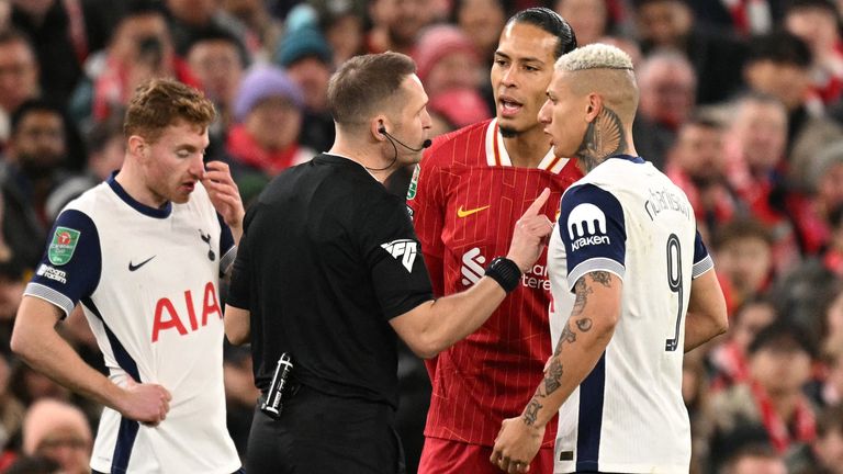 Hakim Craig Pavson (C) berbicara dengan striker Hotspur Tottenham Brasil #09 Richlison (R) dan bek Liverpool Belanda #04 Virgil Van Dyk (2R) selama semi -final Piala Liga Inggris, Liverpool 2025 tahun. (Foto oleh Olli Scarf / AFP) / Terbatas untuk Penggunaan Editorial. Tidak ada gunanya dengan audio, video, data, daftar badan, logo klub/liga yang tidak sah atau layanan 