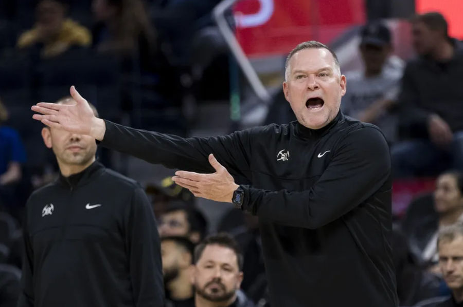 14 Oktober 2022; San Francisco, California, AS; Pelatih Denver Nuggets, Mike Malone bereaksi setelah dipanggil untuk melakukan pelanggaran selama paruh pertama pertandingan melawan Golden State Warriors di Chase Center. Kredit Wajib: Gambar Hon Hefti-Imagn