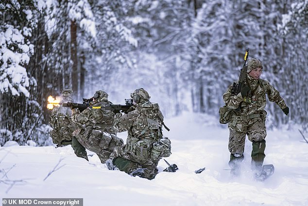 Pasukan Inggris melatih latihan cuaca dingin saat dikerahkan ke Norwegia