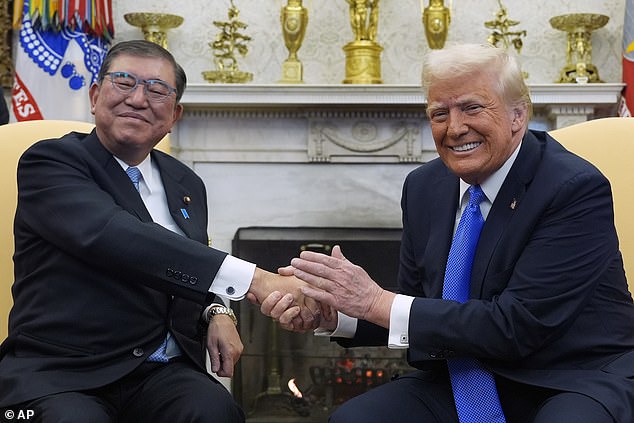 Presiden Donald Trump bertemu dengan Perdana Menteri Jepang Shigeru Ishiba di Kantor Oval Gedung Putih, 7 Februari 2025 di Washington.