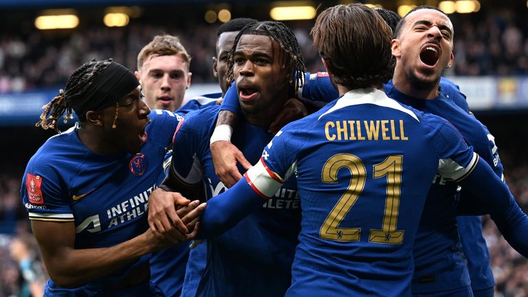 Carney Chukwiemka dimobilisasi setelah mencetak gol terlambat untuk mengembalikan keunggulan Chelsea melawan Leicester