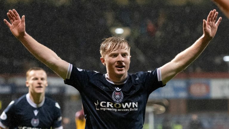 Lial Cameron mencetak gol terakhir Dundee dalam kemenangan 4-1 atas Motherwell