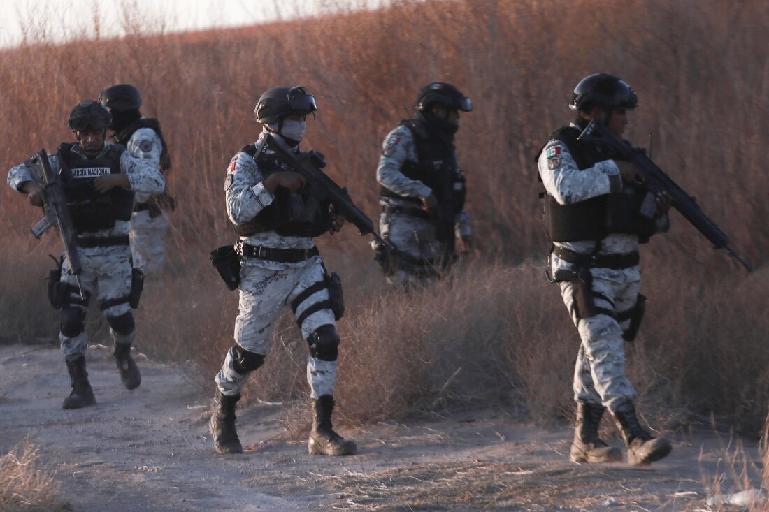 Anggota Pengawal Nasional Meksiko pada hari Rabu berpatroli di perbatasan Meksiko-AS di Ciudad Juarez.