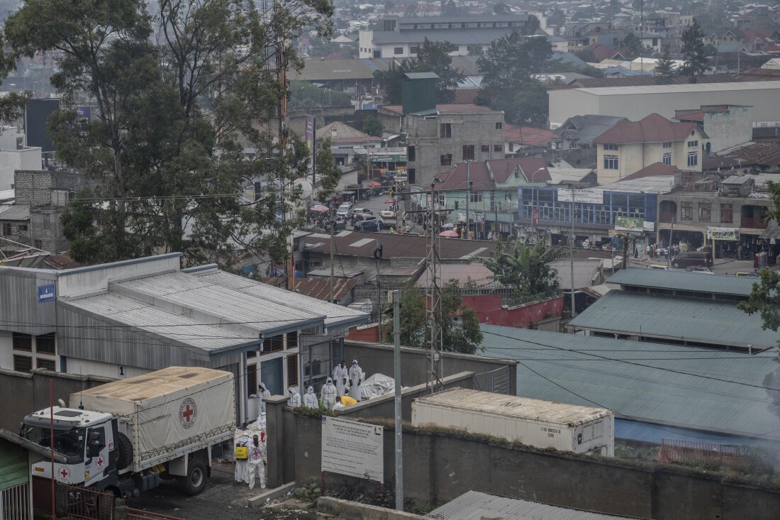 Staf Palang Merah memuat badan korban antara pasukan pemerintah Kongres dan pemberontak M23 di sebuah truk di Goma, menurut Badan Kesehatan PBB, menurut Badan Kesehatan PBB.