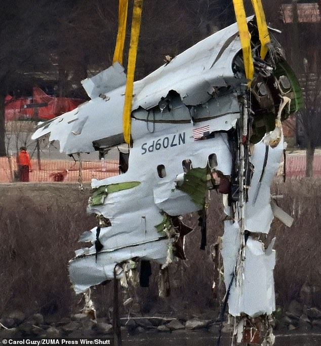 Penerbangan American Airlines 5342 Singkat sebelum 21:00 ET Reagan tiba di Bandara Nasional Washington, ketika hancur helikopter hack hitam