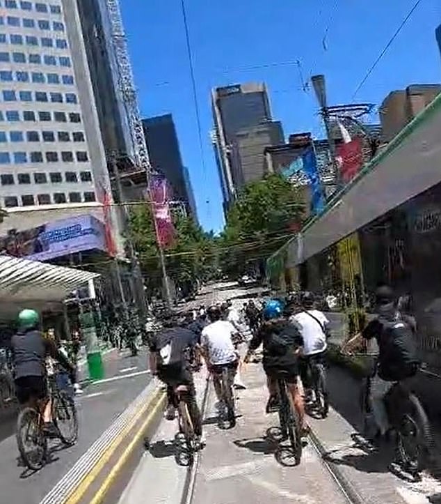 Ratusan Pengendara Muda, beberapa berusia 13 tahun, merebut CBD Melbourne pada awal Januari sebagai bagian dari perjalanan yang direncanakan untuk pengendara sepeda remaja