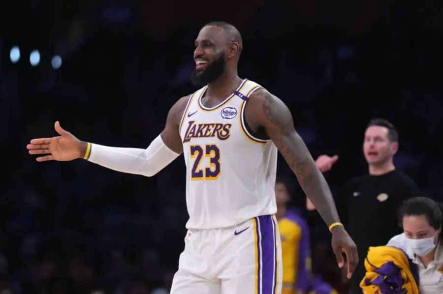 15 Desember 2024; Los Angeles, California, AS; Striker Los Angeles Lakers LeBron Jameseims, 23, merespons di babak pertama melawan Memphis Grizzlies di arena Crypto.com. Kredit Wajib: Kirbi Lee-Imagn Pictures