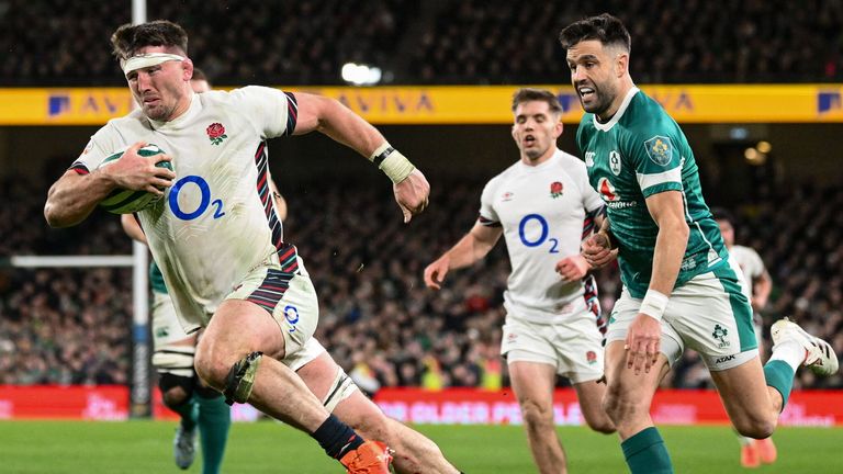 Dublin, Irlandia - 1 Februari 2025; Tom Curry dari Inggris dalam perjalanan untuk mencapai upaya keduanya di sisinya selama pertandingan Guinness Six Nations di Kejuaraan Rugby antara Irlandia dan Inggris di Stadion Aviva di Dublin. (Foto: Ramsey Cardi/Sports melalui Getty Images)