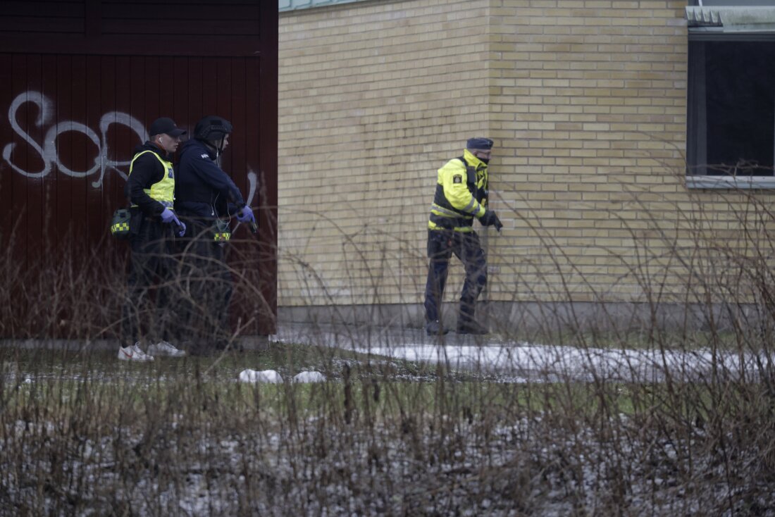 Polisi menanggapi penembakan di Risbergska School di Orebro, Swedia pada hari Selasa.