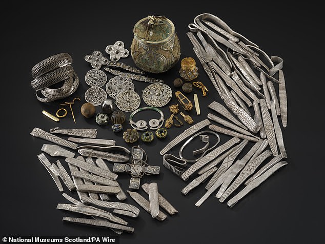 Beberapa kekayaan yang ditemukan di Gallowe Hoard