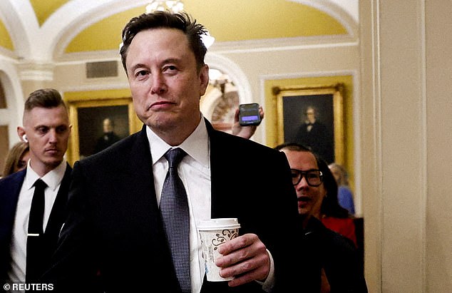 Ellon Musk berjalan di Capital Hill pada pertemuan dengan Senat Republik