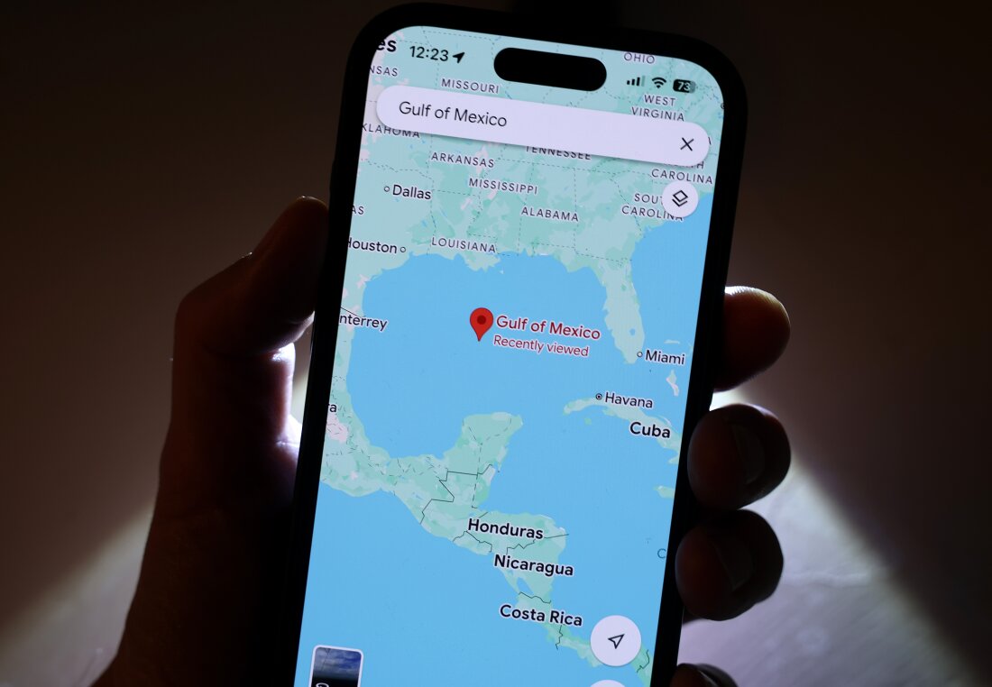 Layar telepon menampilkan Google Maps dengan Teluk Meksiko.