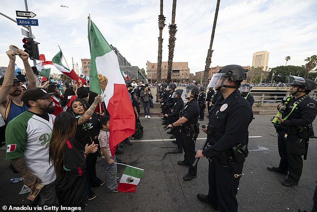 Pada 3 Februari, petugas polisi mengambil langkah -langkah keamanan ketika orang -orang berpartisipasi dalam 'One Day' tanpa migran yang memprotes massa di Los Angeles di bawah kota di California di California