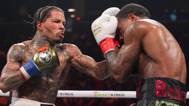 Gerertonta Davis, kiri, menyerang Lamont Roach selama putaran keenam Kejuaraan Ringan WBA (Foto AP/Frank Franklin II)