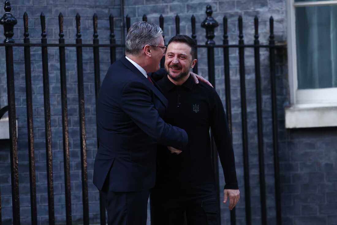 Perdana Menteri Inggris, Sir Kir Stormer (kiri) Presiden Ukraina, Volodimir Zelensky menyambut Volodimir Zelensky ke 10 Downing Street di London pada 1 Maret. Presiden Ukraina tiba di London pada hari Sabtu untuk bertemu dengan Perdana Menteri Inggris sebelum puncak para pemimpin Eropa.