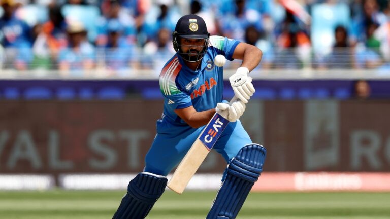 Rohit Sharma mencapai peringkat pertama dengan pemain ini, dan akhirnya mencetak rekor emas seperti itu